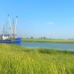 De Tuunkrueper Mit Deichblick Nordseeluft Von Der Terrasse Aus Wurster Nordseekuste