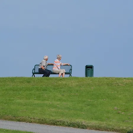De Tuunkrueper Mit Deichblick Nordseeluft Von Der Terrasse Aus Wurster Nordseekuste
